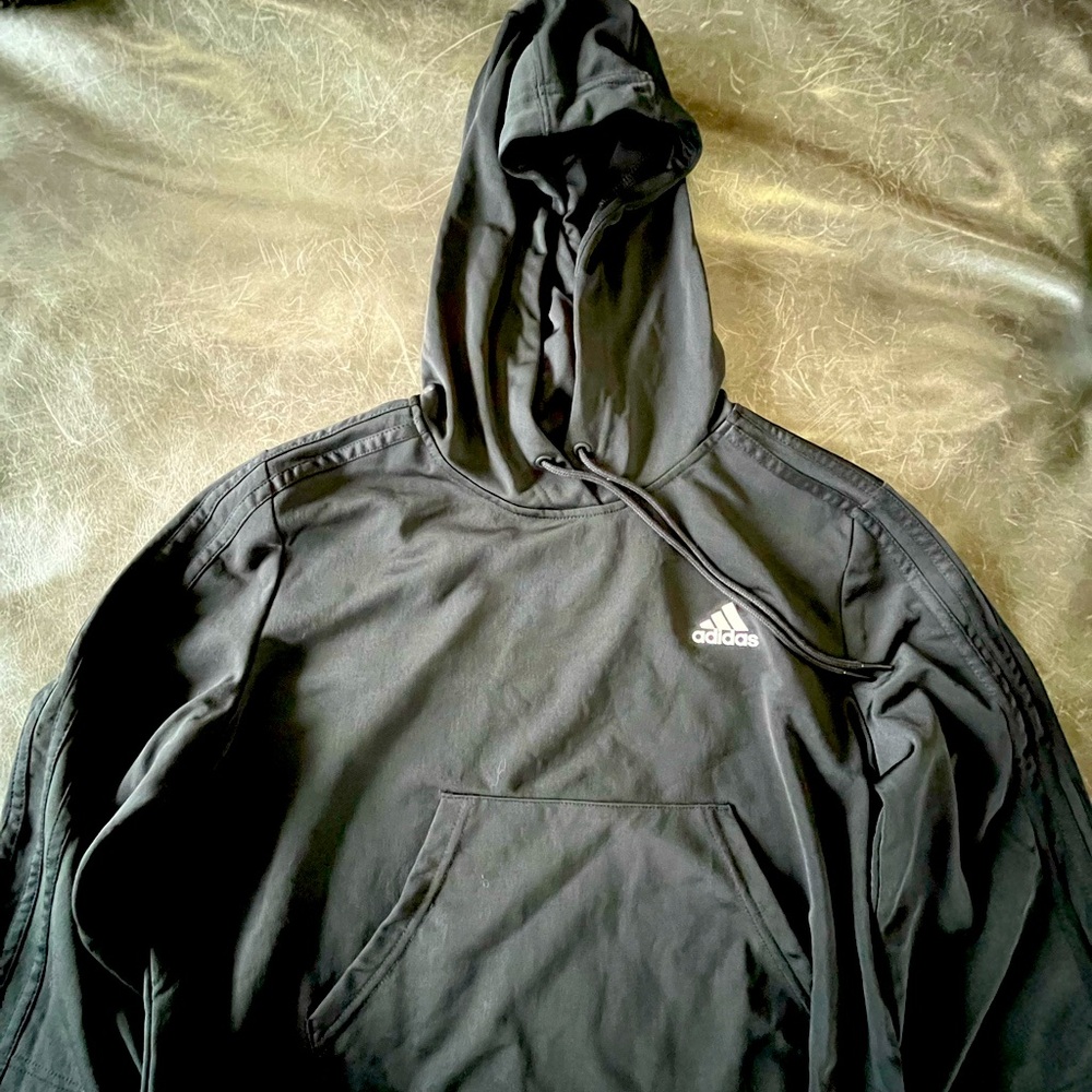 Adidas cropped hoodie with front pockets. Size medium